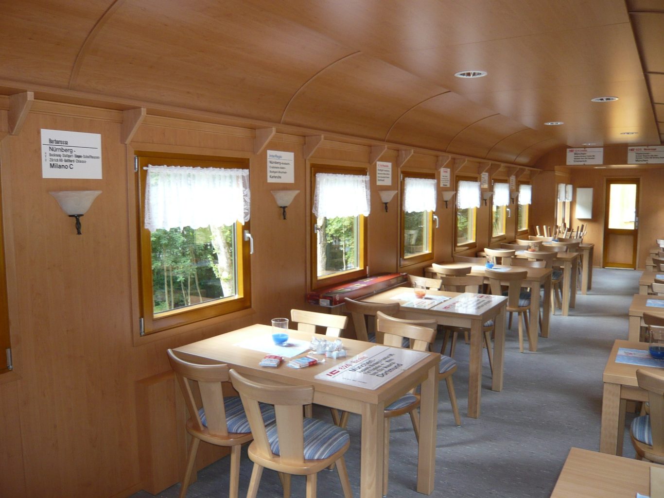 Innendekoration Zuglaufschilder